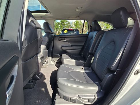 Used 2024 Toyota Highlander XLE image 30