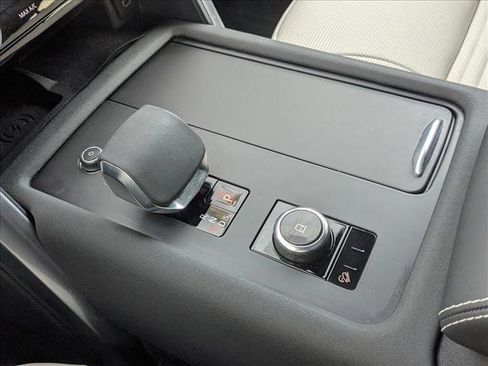 Used 2024 Land Rover Discovery Metropolitan Edition image 15