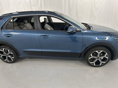 New 2025 Kia Niro EX Touring image 2