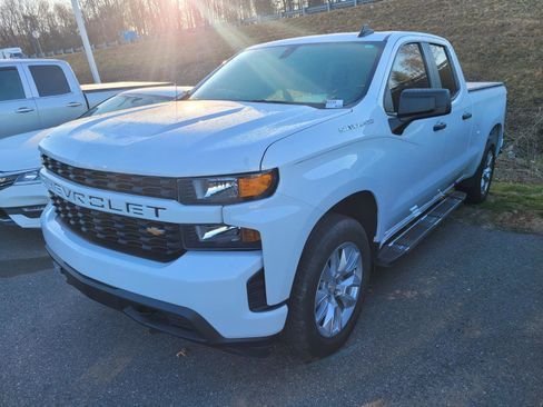 Used 2020 Chevrolet Silverado 1500 Custom w/ Custom Value Package image 3