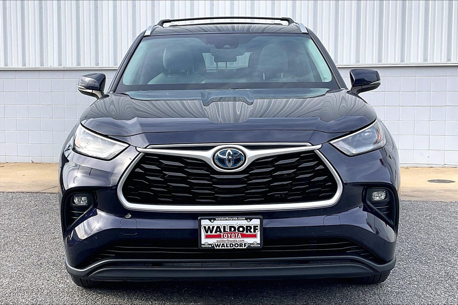 Used 2021 Toyota Highlander XLE AWD/4WD image 3