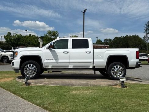 Used 2017 GMC Sierra 2500 Denali w/ Duramax Plus Package AWD/4WD image 4