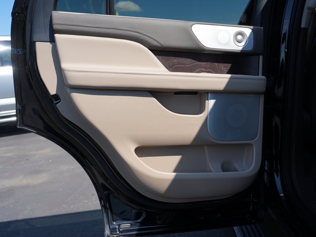 Used 2023 Lincoln Navigator Reserve AWD/4WD image 19