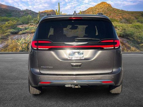 Used 2021 Chrysler Pacifica Touring image 6