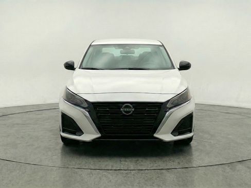 Used 2025 Nissan Altima 2.5 SV FWD image 2
