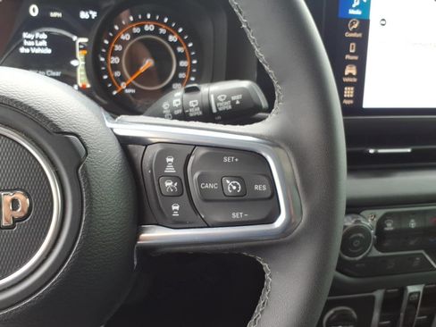 Used 2026 Jeep Wrangler Unlimited Sahara AWD/4WD image 12