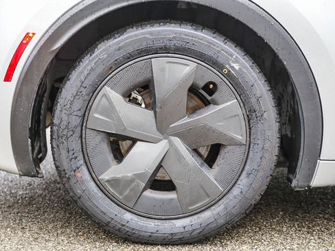 Used 2024 Toyota Prius LE image 10