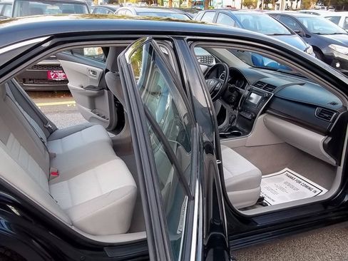 Used 2017 Toyota Camry LE FWD image 10