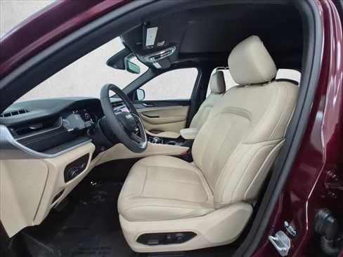 Used 2024 Jeep Grand Cherokee Limited w/ Luxury Tech Group II AWD/4WD image 17
