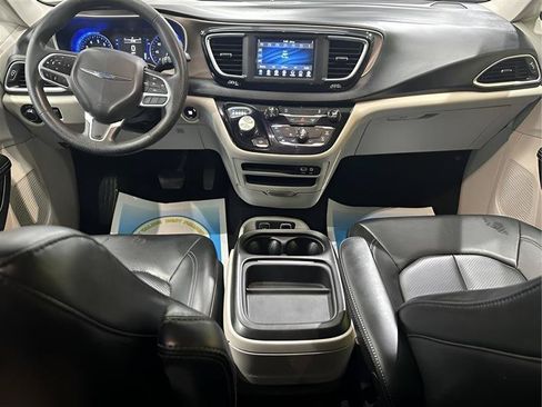 Used 2020 Chrysler Voyager Lxi FWD image 16