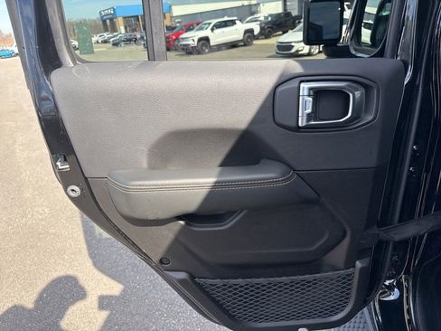 Used 2025 Jeep Wrangler Unlimited Sahara image 27