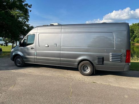 Used 2022 Mercedes-Benz Sprinter 4500 image 8