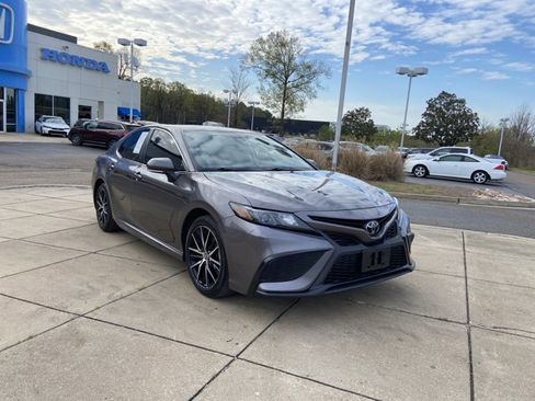 Used 2023 Toyota Camry SE image 2