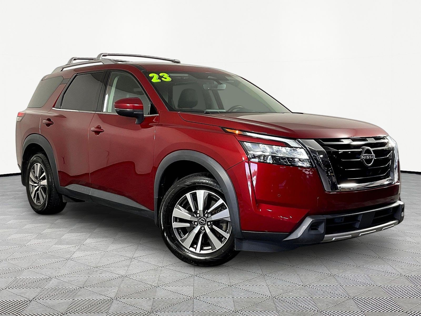 Used 2023 Nissan Pathfinder SL AWD/4WD image 3