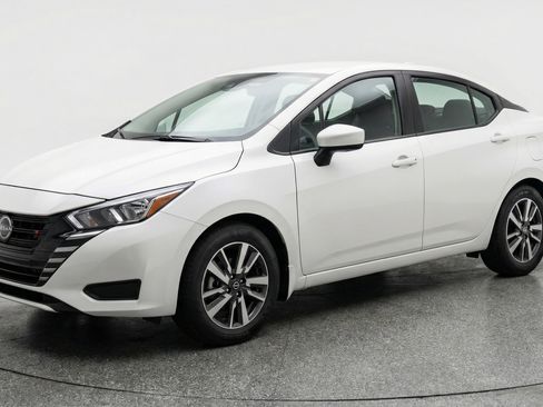 Used 2025 Nissan Versa SV image 3