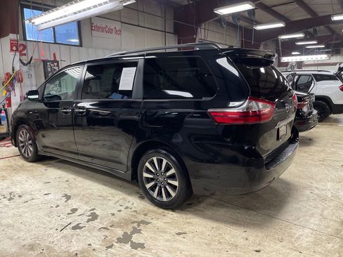 Used 2018 Toyota Sienna Limited image 3