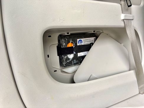 Used 2024 Chrysler Pacifica Touring-L FWD image 39
