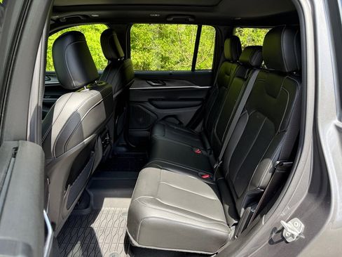 Used 2025 Jeep Grand Cherokee Limited w/ Luxury Tech Group II image 15