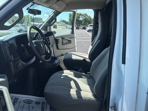 Used 2016 Chevrolet Express 3500 RWD image 16