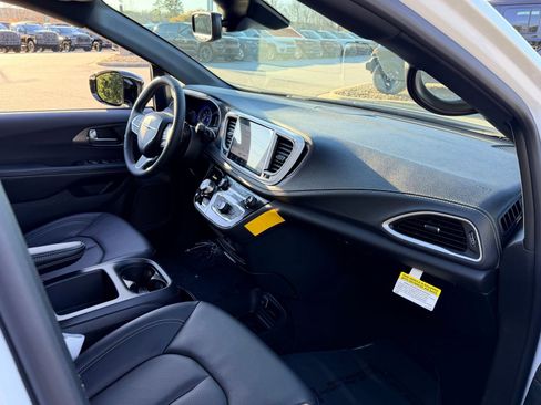 New 2026 Chrysler Pacifica Select image 21