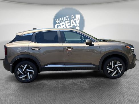 Used 2025 Nissan Kicks SV FWD image 2