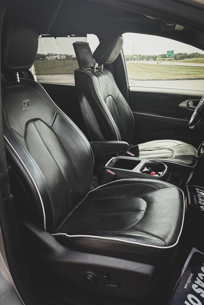 Used 2019 Chrysler Pacifica Limited w/ S Appearance Package FWD image 29