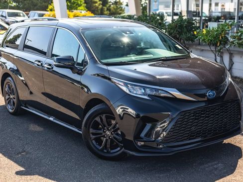 Used 2024 Toyota Sienna XSE w/ XSE Premium Package AWD/4WD image 2