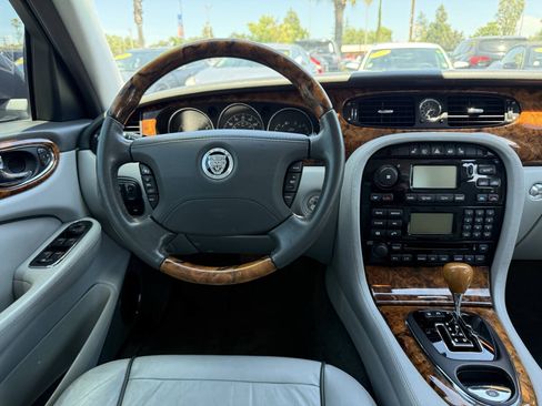 Used 2008 Jaguar XJ8 RWD image 16