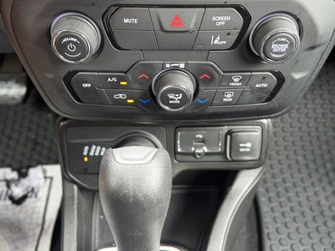 Used 2022 Jeep Renegade Latitude w/ Convenience Group AWD/4WD image 18