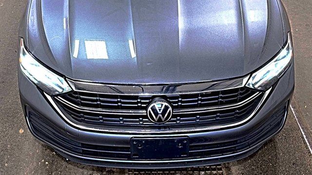 Used 2024 Volkswagen Jetta SE FWD image 3