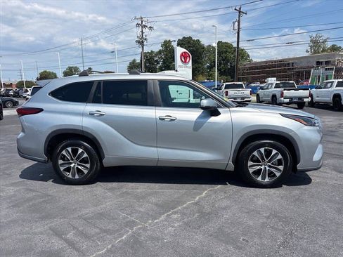 Used 2023 Toyota Highlander XLE FWD image 2