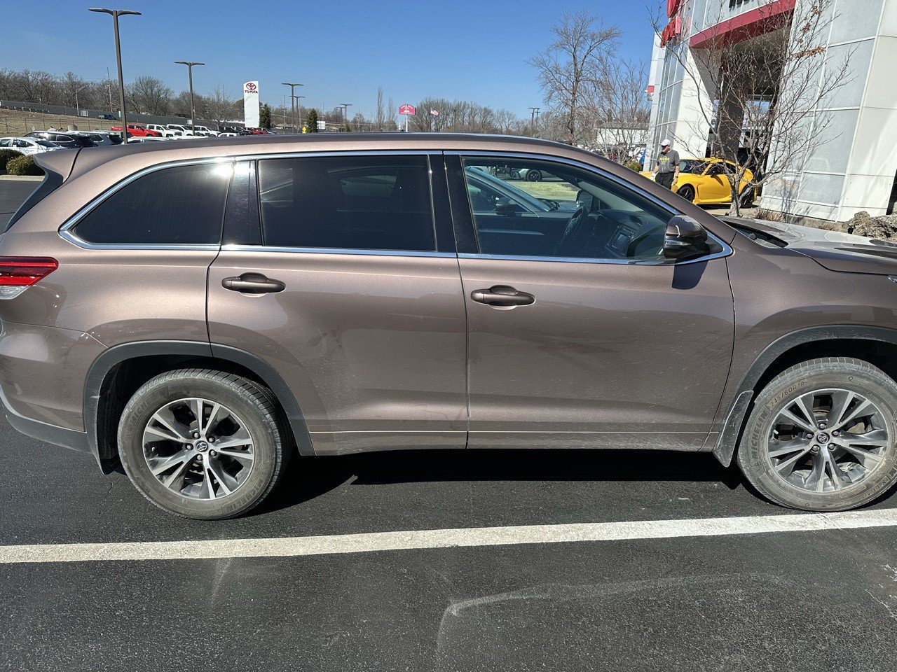 Used 2017 Toyota Highlander LE AWD/4WD image 5