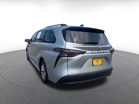 Used 2025 Toyota Sienna XLE FWD image 9