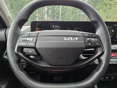 Used 2025 Kia K4 LXS image 15