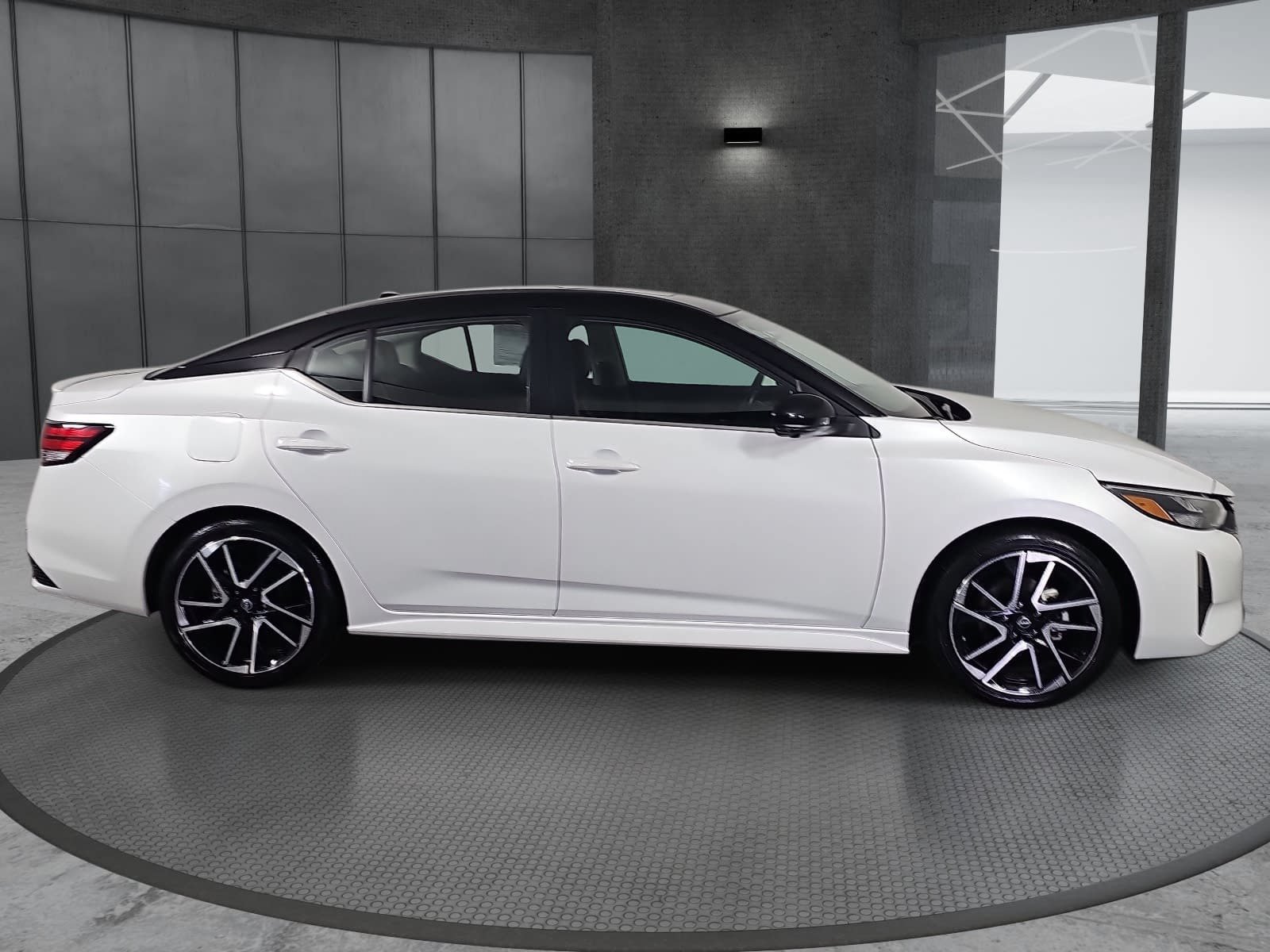 Used 2025 Nissan Sentra SR w/ SR Premium Package FWD image 4