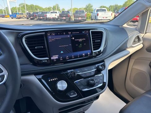 Used 2024 Chrysler Pacifica Limited FWD image 21