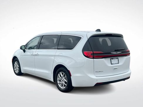 Used 2023 Chrysler Pacifica Touring-L image 6