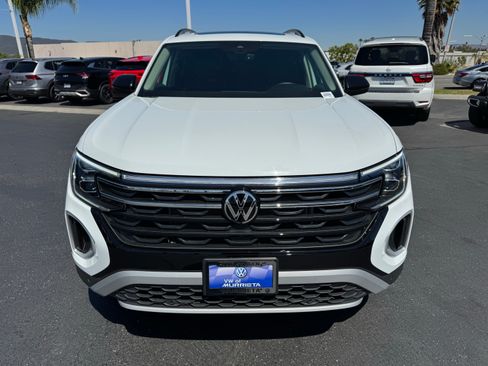 Used 2025 Volkswagen Atlas Peak Edition SE AWD/4WD image 3