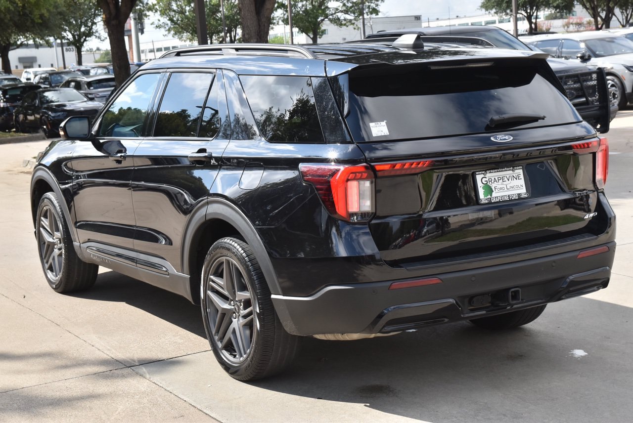Used 2025 Ford Explorer ST-Line w/ ST-Line Street Pack AWD/4WD image 10