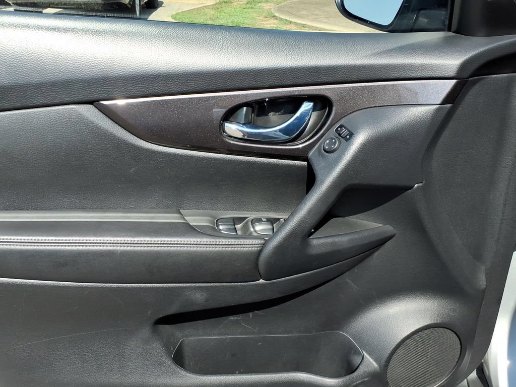 Certified 2019 Nissan Rogue SV AWD/4WD image 3