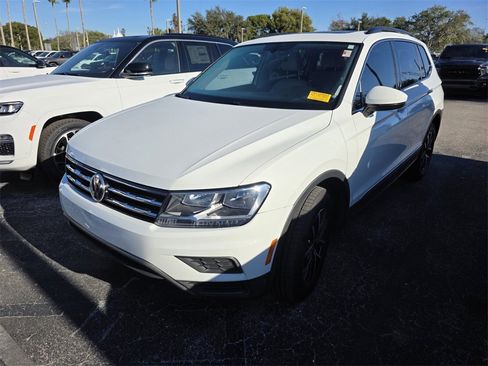 Used 2021 Volkswagen Tiguan SE w/ Panoramic Sunroof Package image 2