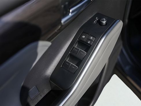 Used 2025 Toyota Highlander Platinum image 27