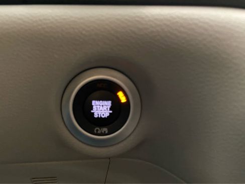 Used 2024 Chrysler Pacifica Touring-L image 37