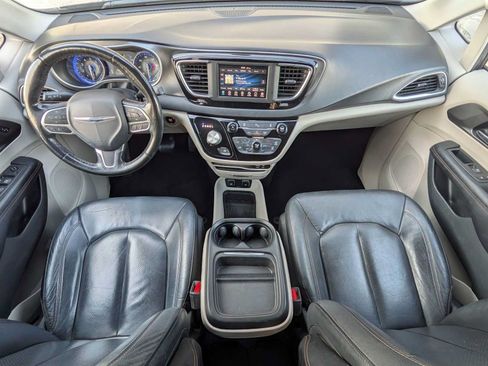 Used 2020 Chrysler Pacifica Touring-L FWD image 20