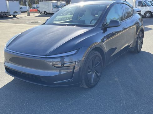 Used 2026 Tesla Model Y AWD image 25