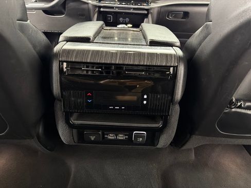 Used 2024 Jeep Wagoneer Series II w/ Flexible Seating Group AWD/4WD image 20