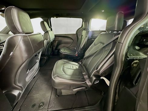 Used 2025 Chrysler Pacifica Limited image 33