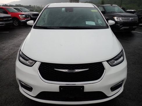 Used 2023 Chrysler Pacifica Touring-L FWD image 9