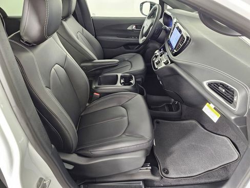 New 2026 Chrysler Pacifica Select image 29