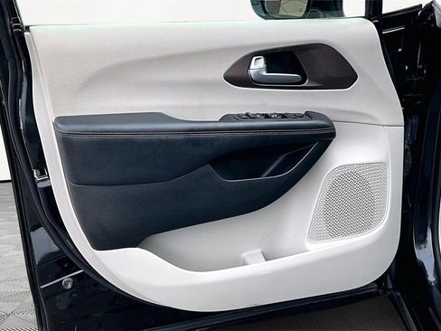 Used 2017 Chrysler Pacifica Touring-L image 23